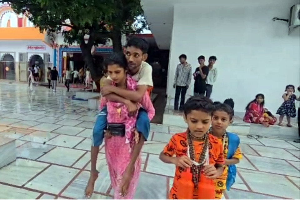 Asha of faith and dedication: She vowed to walk 170 kms with her disabled husband on her shoulders! Asha reached Haridwar from Modinagar in UP to collect Gangajal, gave a big message to the society