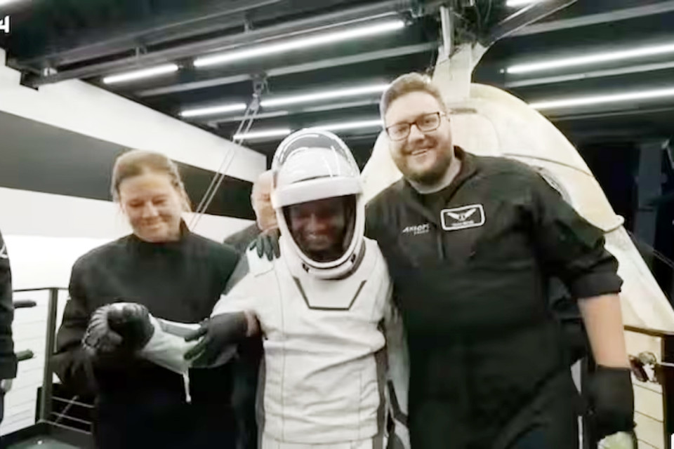 Welcome back Shubhanshu: Shubhanshu Shukla returned to earth after a historic space journey! GRACE landed safely in the ocean