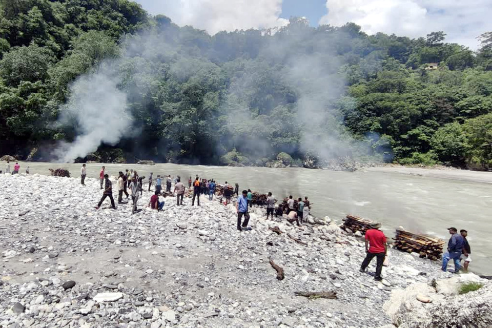 Pithoragarh accident: 6 people's pyres burnt together! Every eye became moist, family broken due to death of two daughters