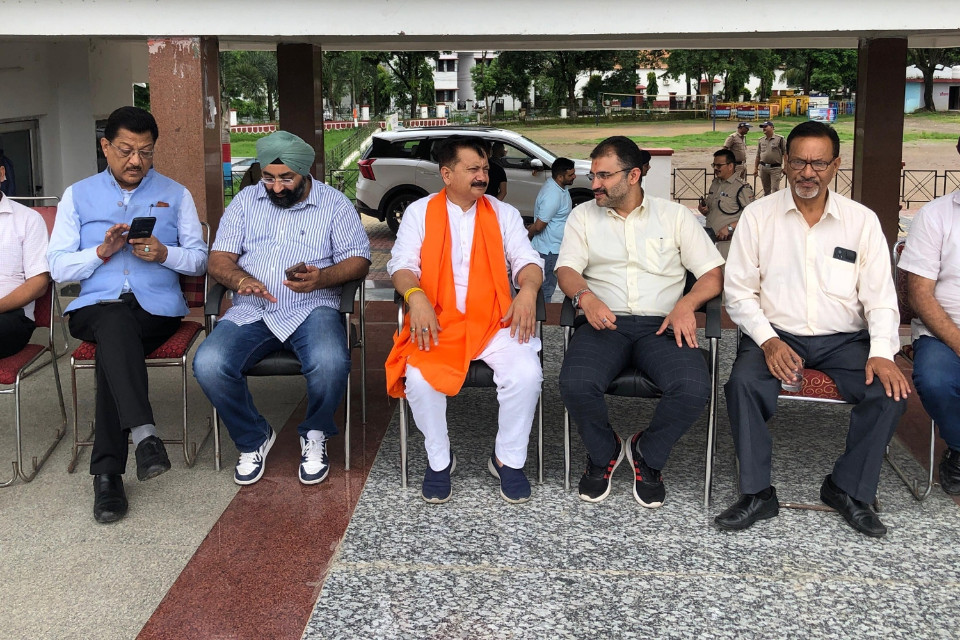 Uttarakhand Breaking: Demand for dismissal of Election Commissioner! Congressmen sit on fast outside Raj Bhavan, altercation with police, arrest