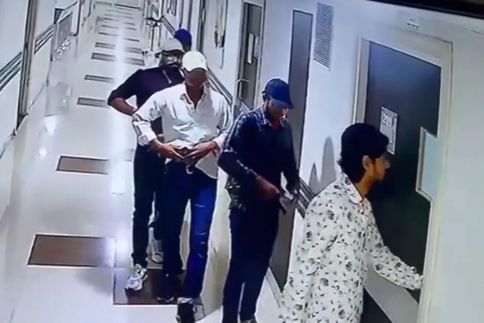 Criminals are out of control in Bihar! A prisoner brought to the hospital for treatment was shot, a young man was hacked to death a short distance away