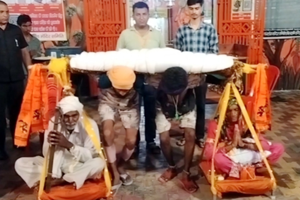 Uttarakhand: Two brothers set a unique example by becoming Shravan Kumar! They are making their parents travel by making them sit in a Kaanvad and give a big message