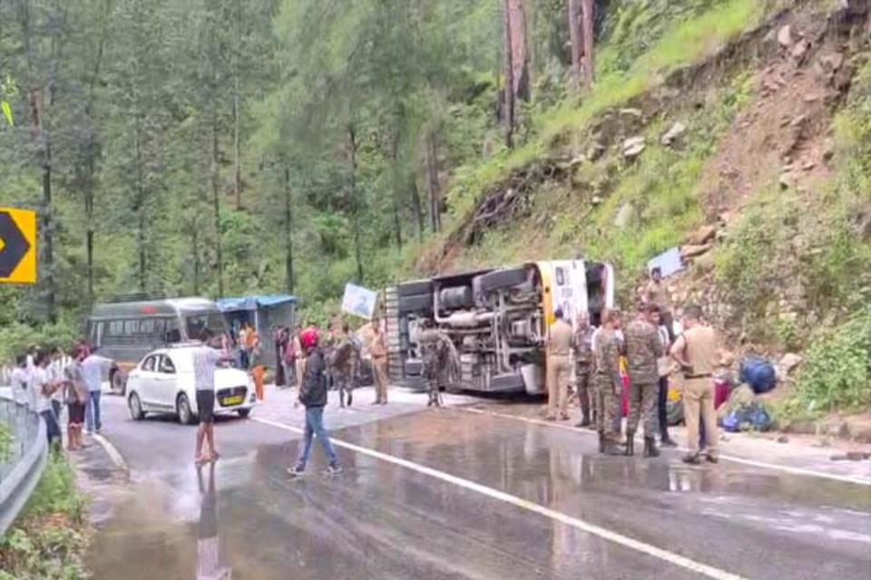 Army jawans' bus overturned on Badrinath National Highway, many jawans injured