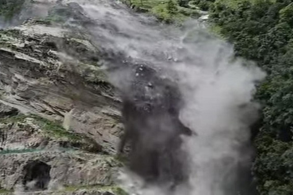 Uttarakhand: Major accident in Chamoli! Landslide at Vishnugad Pipalkoti Hydroelectric Project site, eight workers injured