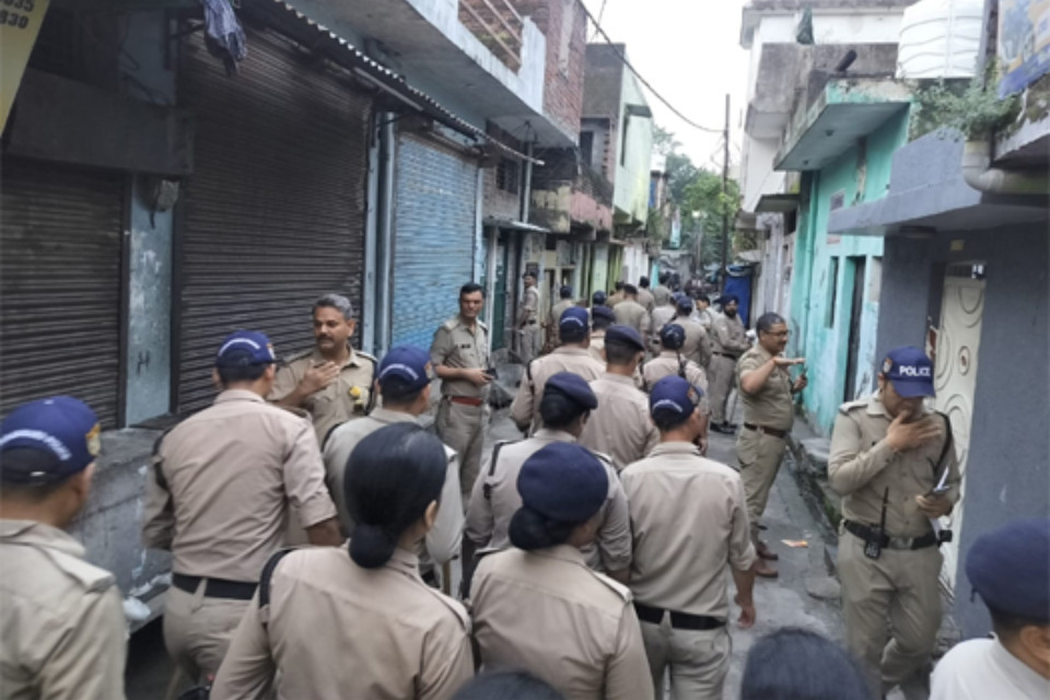 Nainital: Police conducted a big verification campaign in Banbhulpura! People got agitated after seeing the huge force, action was taken against 33 people