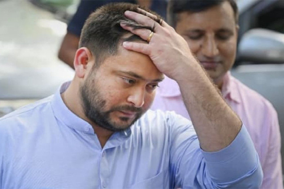 Bihar: Election Commission's strictness! Tejashwi Yadav asked for reply on two EPIC numbers, will have to send original copy of voter card