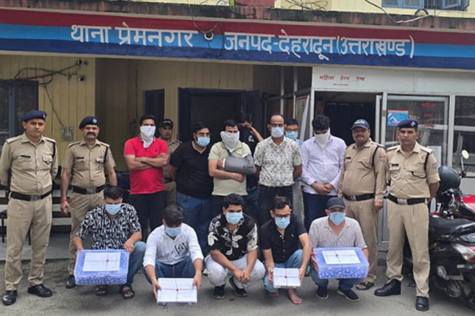  Big action by Uttarakhand Police: Casino was running in a house in the middle of the forest! Raid conducted with STF, 12 people arrested
