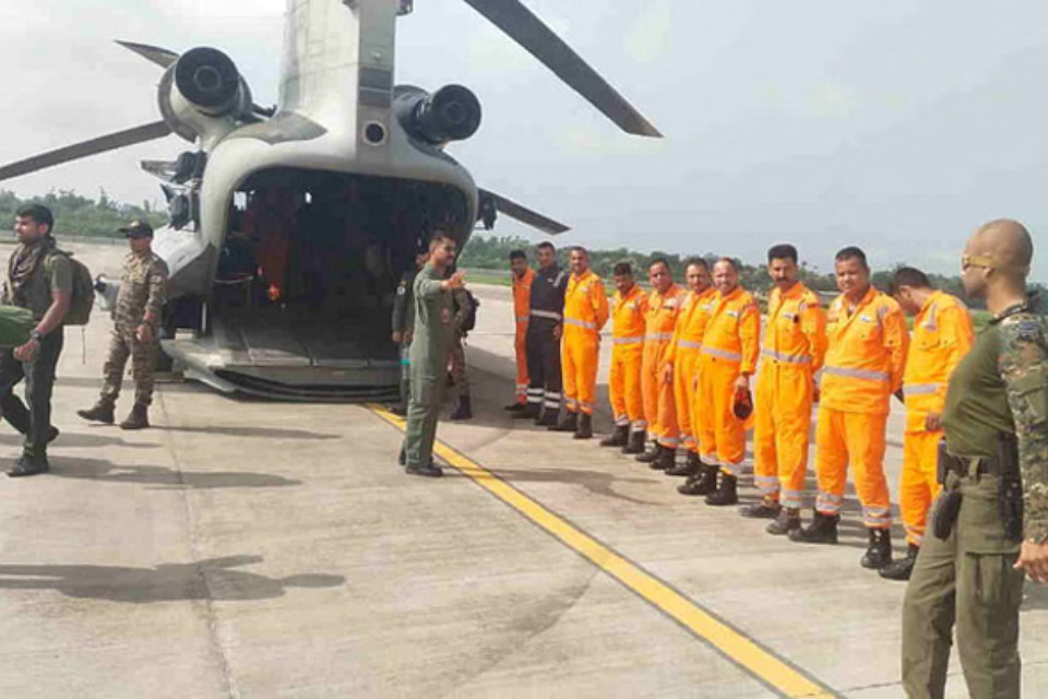 Uttarakhand Breaking: First Chinook landed in Harshil! 65 people rescued and brought to Matli, teams left with relief material