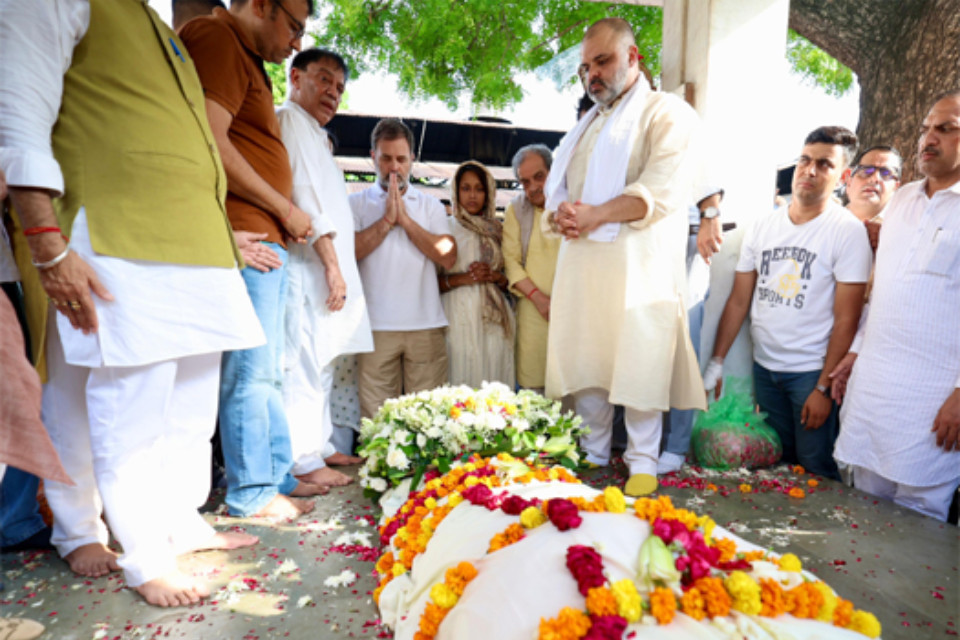 Questions will arise: He was the governor of 4 states! Yet his funeral was held without state honours! Debate broke out on social media, people said- why?