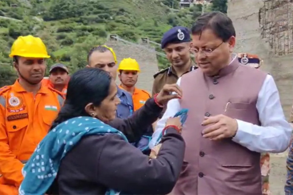  Emotional scene: When a woman in Dharali tore her sari and tied a rakhi to CM Dhami! Tears flowed, the family was trapped in the disaster
