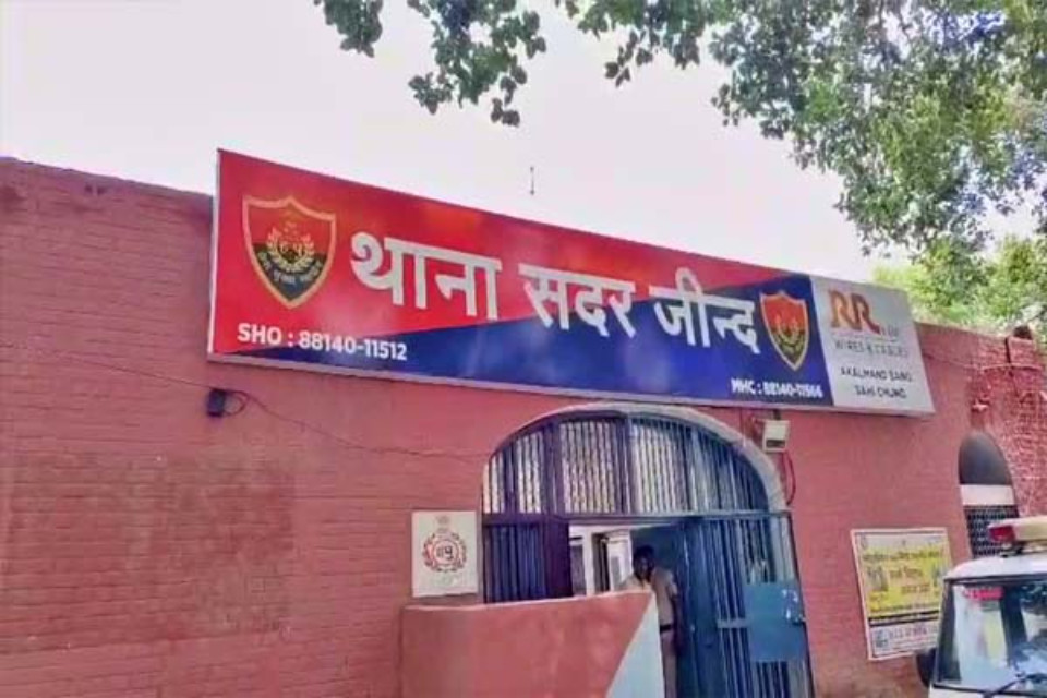 Haryana: Fearless criminals targeted the police, robbed them by giving them a lift in the car, threatened to kill them