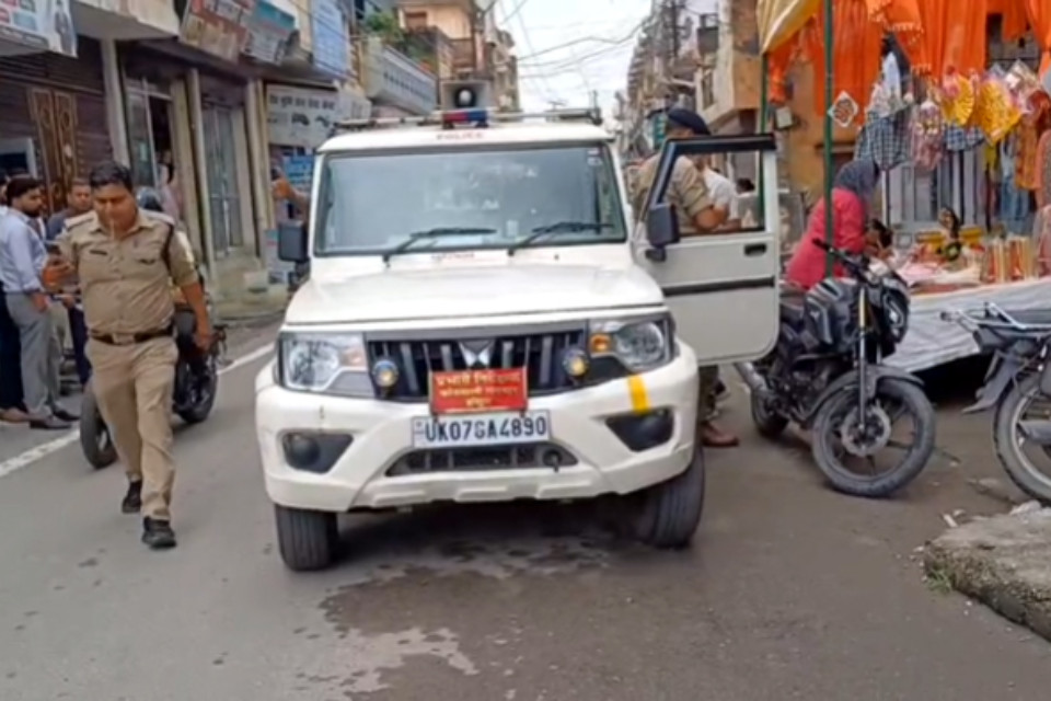 Uttarakhand: Fearless miscreants opened fire in a shop in broad daylight in Roorkee! There was panic in the area, two people were injured