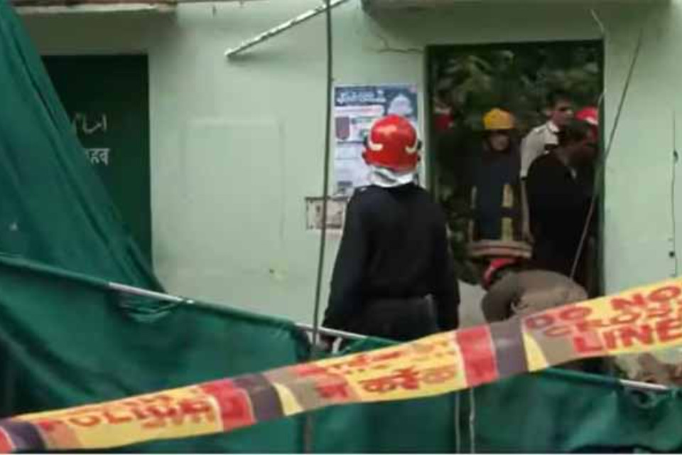 Big accident in Delhi: The wall of the dargah collapsed in Humayun's tomb! Five people are reported dead, many people are feared to be buried