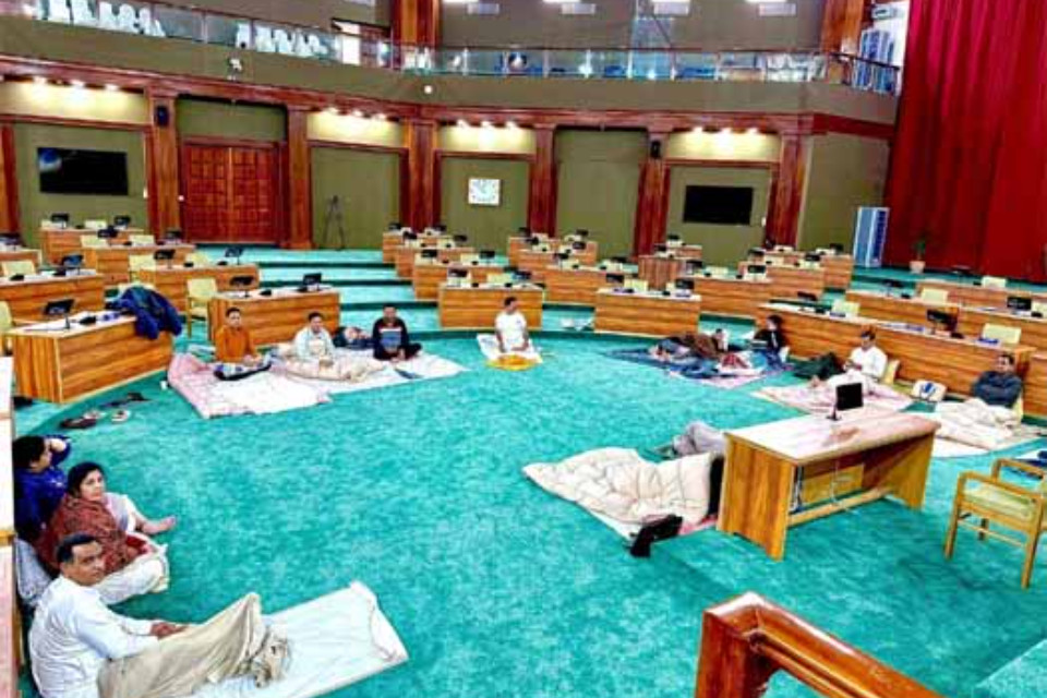 A unique incident in the history of Uttarakhand! Ruckus over Nainital District Panchayat election issue, CM's instructions for action and overnight sit-in by opposition MLAs in the House! Political a
