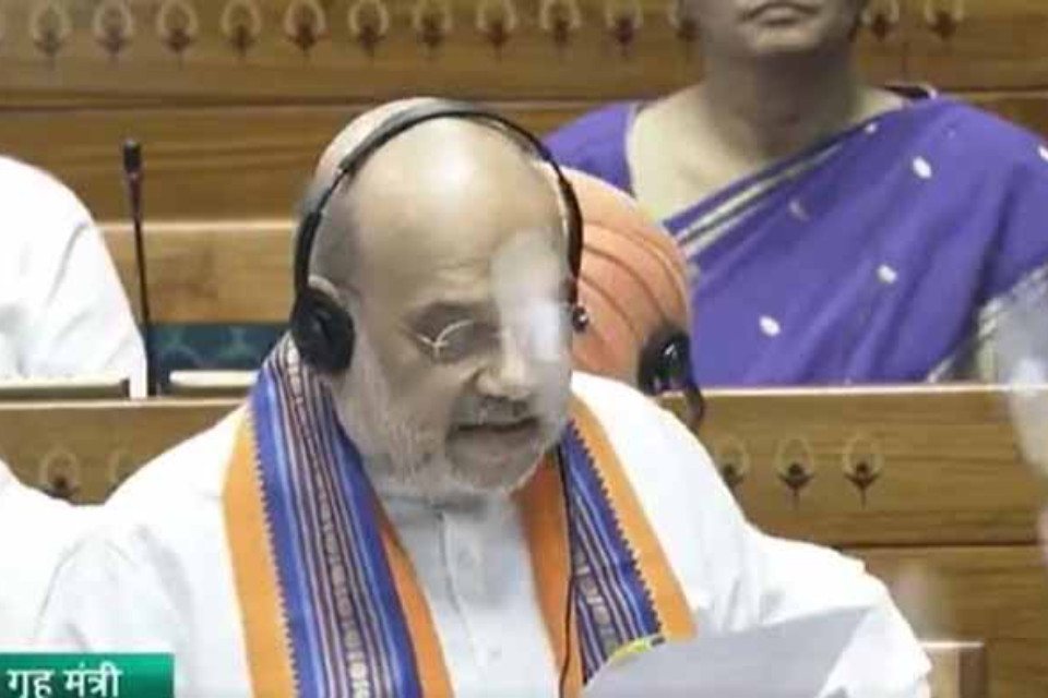 Big news: Three bills introduced in Lok Sabha! Opposition created a huge ruckus, tore the copies and threw them at Home Minister Shah