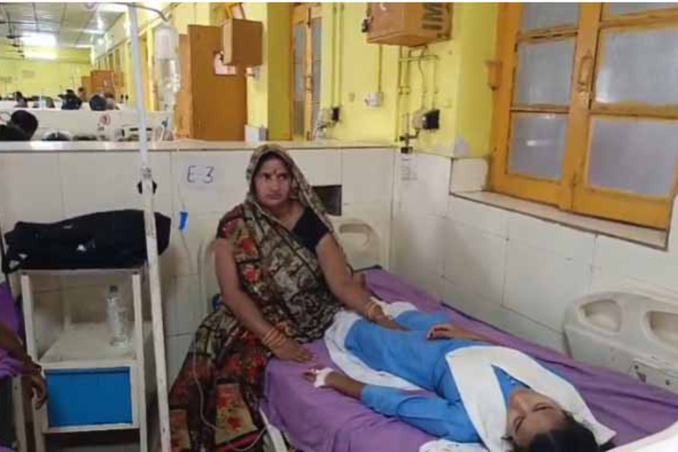 Cruelty crossed all limits: Teacher kept beating the student till she fainted! Angry people surrounded the school, senior officials arrived along with the police
