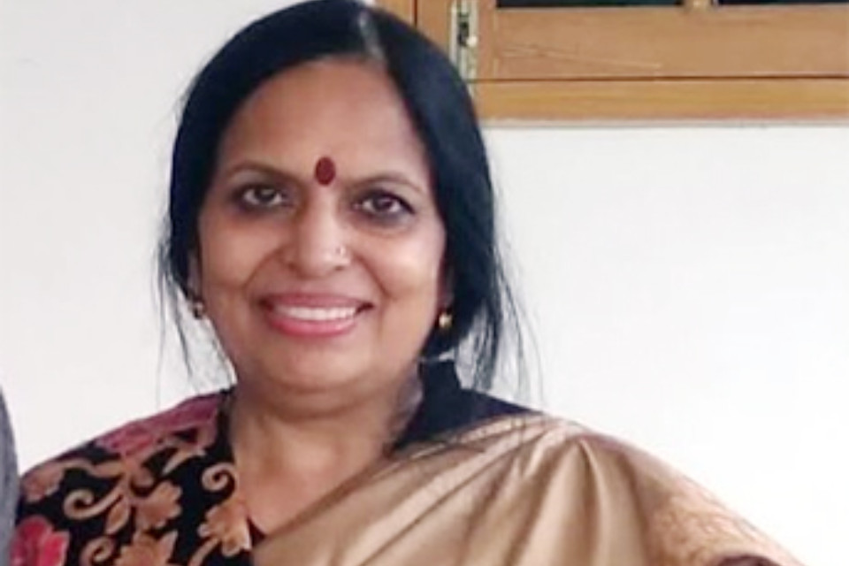 Almora: Former District Panchayat President Uma Bisht on her final journey! The last journey started from her residence, people from many villages gathered to pay tribute