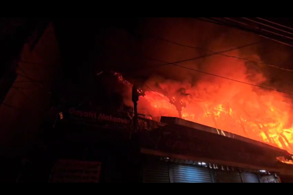 Major fire incident in Nainital: Flames rose from the shop near Mohan's crossroads! Fire brigade vehicle arrived with half-hearted arrangements, water did not come out for an hour, blackout in Mallit