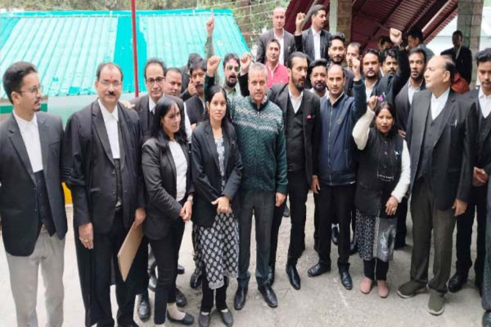 Nainital: Indecent behaviour with a lawyer in the police station, Bar Association gives 10 days ultimatum if no action is taken