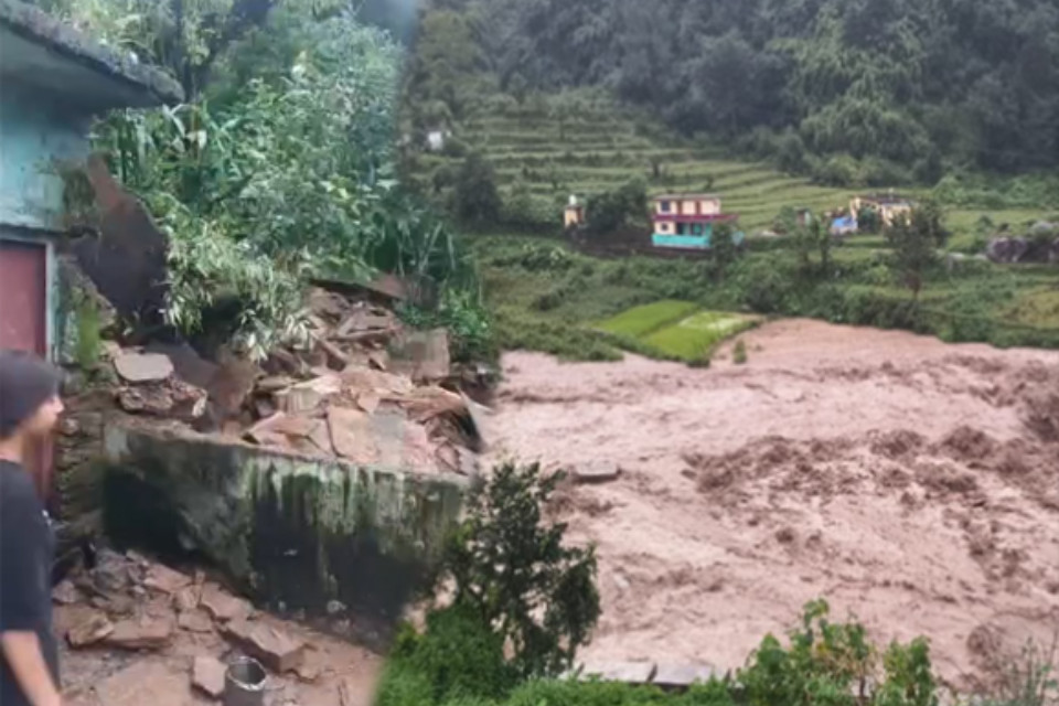 Uttarakhand: Weather is frightening, alert increased regarding rain and flood! Gaushala damaged due to landslide in Kalimath of Rudraprayag, 6 cattle feared to be buried