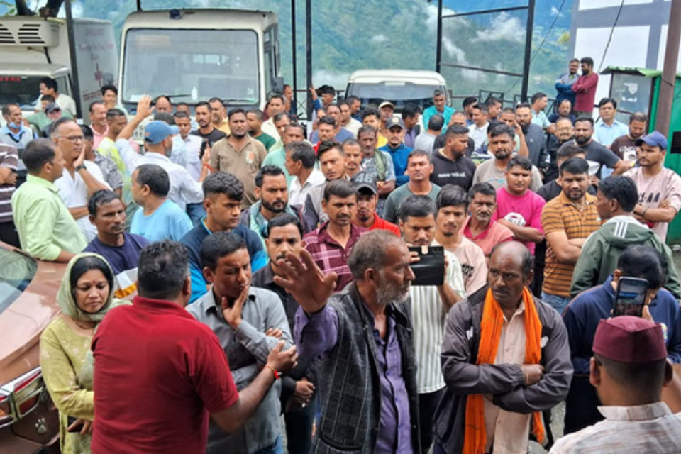 Uttarakhand: Woman dies after delivery in Gopeshwar district hospital! Family members allege negligence, huge uproar