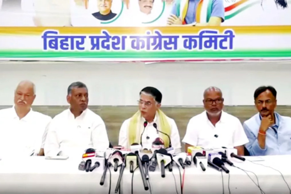 Bihar: Pawan Khera's allegation! Congress gave lakhs of complaints on voter list revision, Election Commission did not hear due to pressure from the government