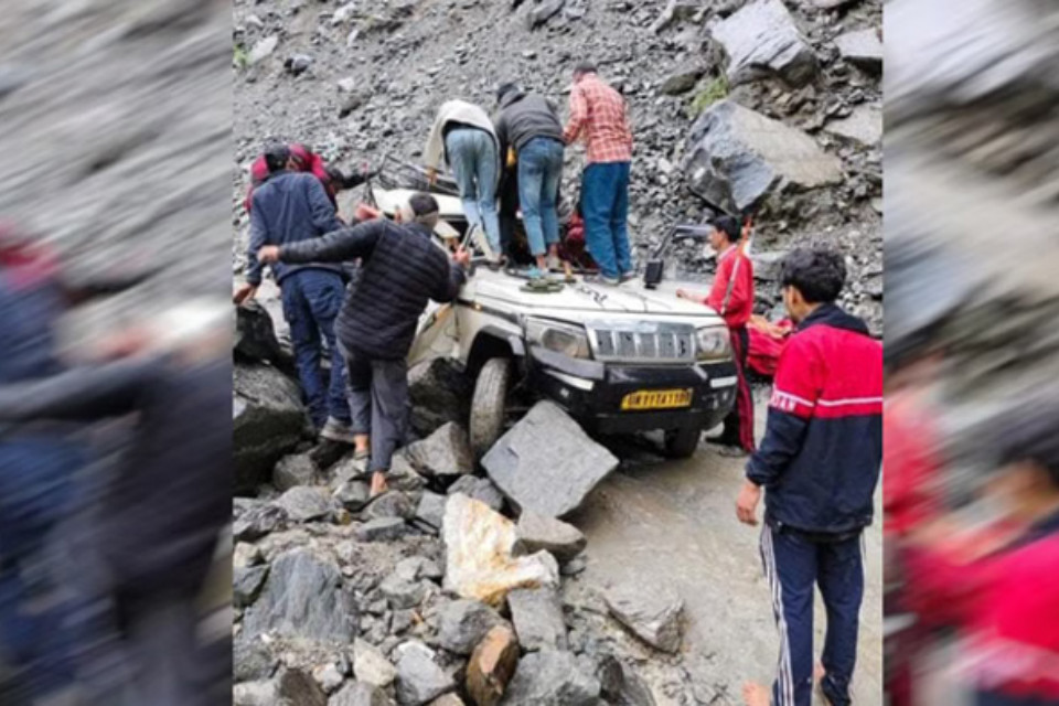 Rain havoc: Father and daughter died due to landslide in Shimla! A huge boulder fell on a vehicle in Uttarakhand, two people lost their lives