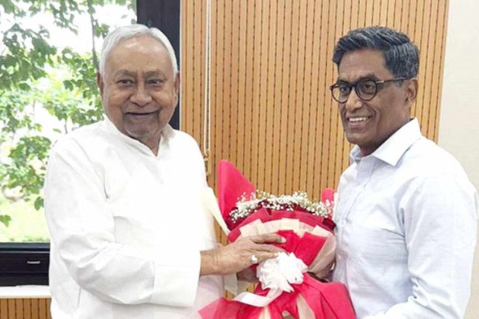 Big news: IAS officer Pratyaya Amrit took charge as Chief Secretary of Bihar! CM Nitish Kumar congratulated him