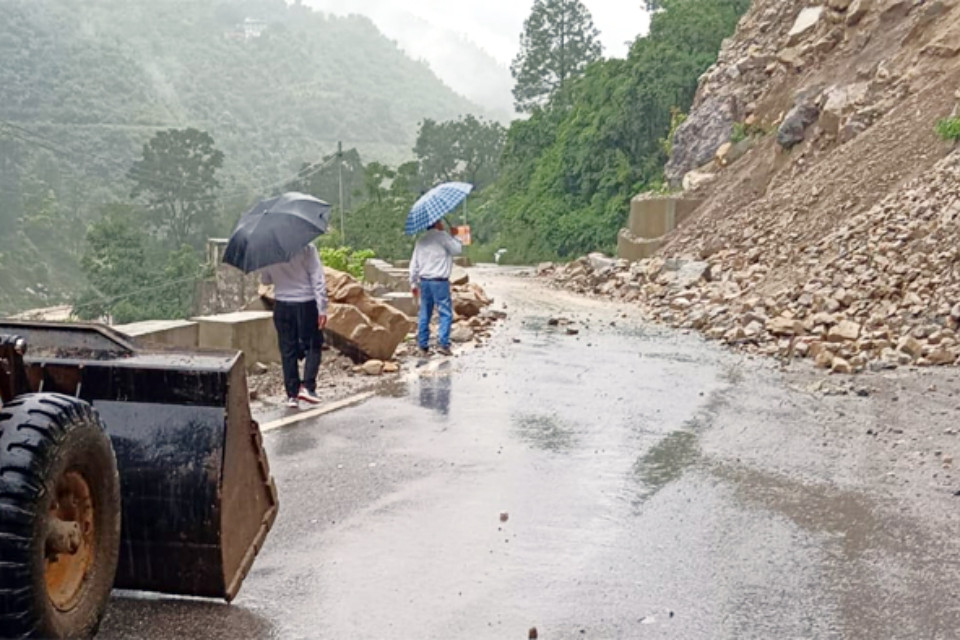 Heavy rain warning in Uttarakhand: Administrative staff on alert in Nainital! DM gives strict instructions, officers and employees should keep their mobile phones on for 24 hours