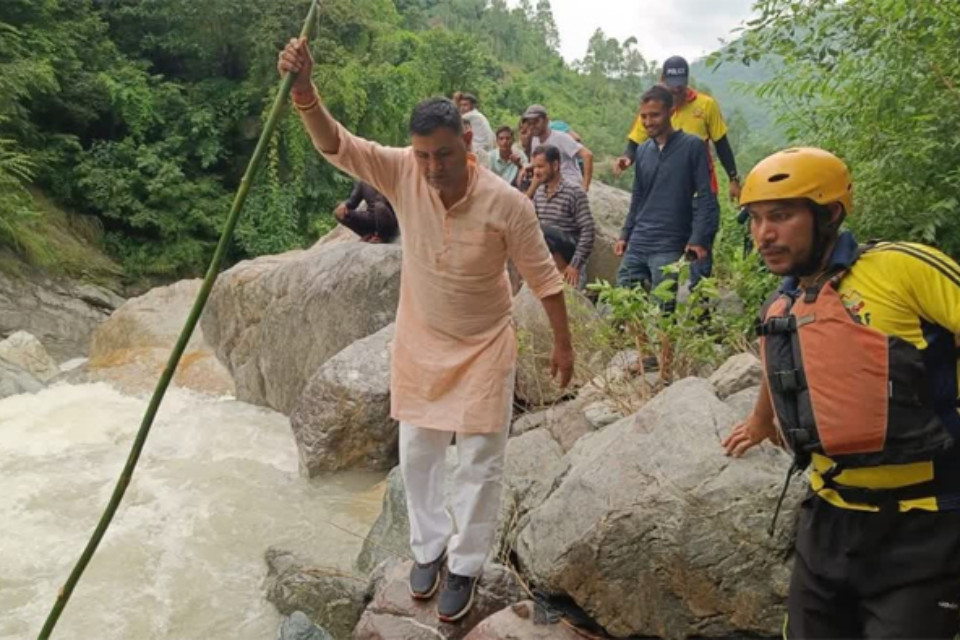Uttarakhand: Rivers and streams in spate after rain! Forest officer swept away in stream along with bike, woman also missing in Okhalkanda