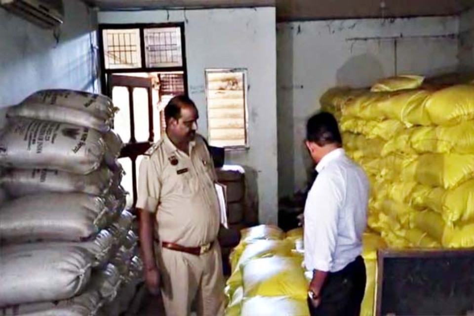 Haryana: Black marketing of urea fertilizer in Yamunanagar! 1512 bags seized, instructions for strict action