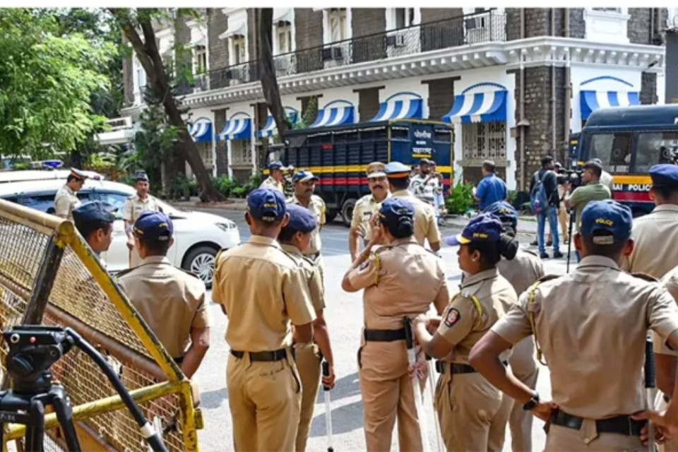 Big news: Mumbai Police received a threat on WhatsApp! The message reads - 14 Pakistani terrorists entered India, planted bombs in 34 vehicles