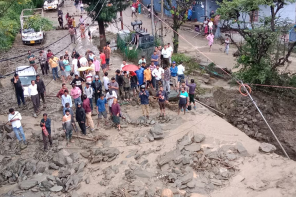 Uttarakhand: Cloud burst in Naugaon, Uttarkashi! There was chaos, horrifying scene seen in pictures