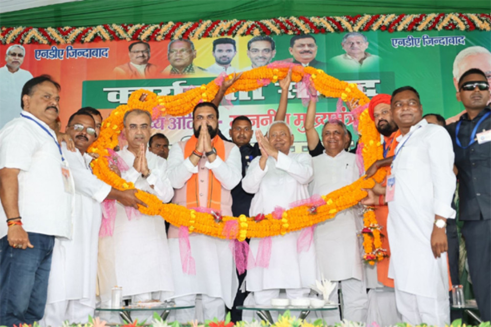 Bihar: CM Nitish Kumar gets a rousing welcome in Siwan! He counted the achievements of education, health and roads and targeted the opposition