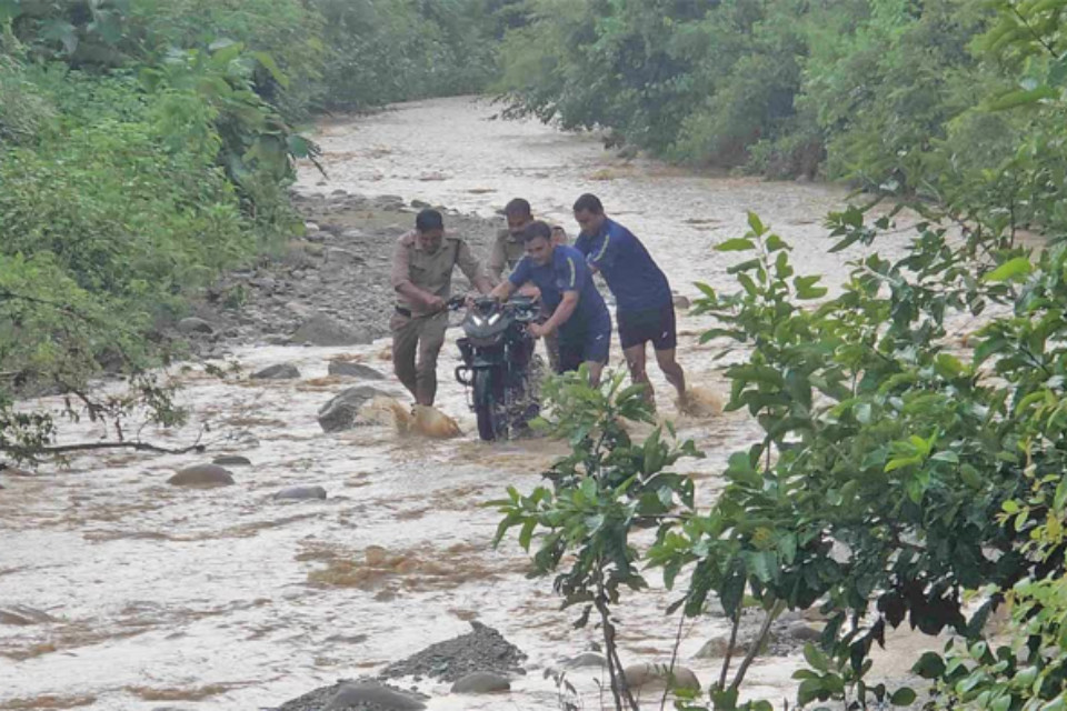 This is too much: A young man was swept away along with his bike in a raging drain! He swam some distance and came out and silently went home, Uttarakhand police kept searching for him! Then this is 