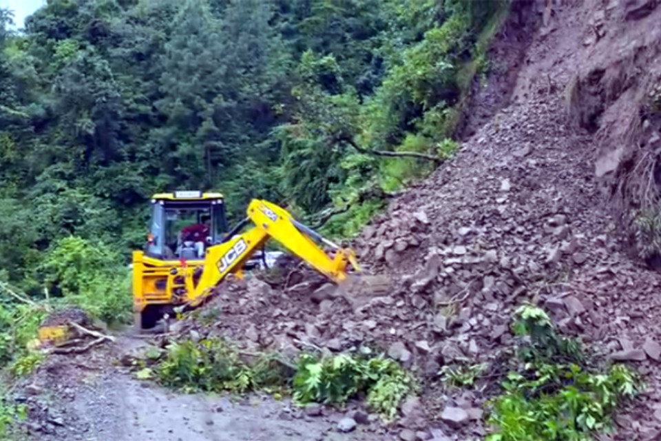 Nainital: Rain increased troubles! Landslide near Baldiya Khan on Nainital-Haldwani National Highway, road completely closed
