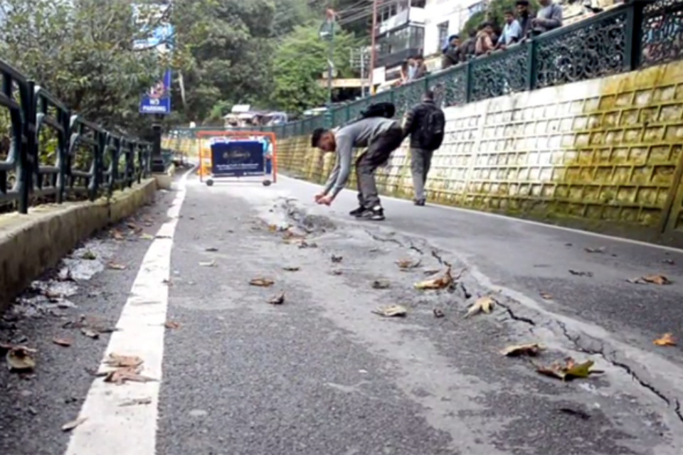 Nainital: Lower Mall Road started collapsing! Vehicle movement stopped, AE arrived to inspect the spot