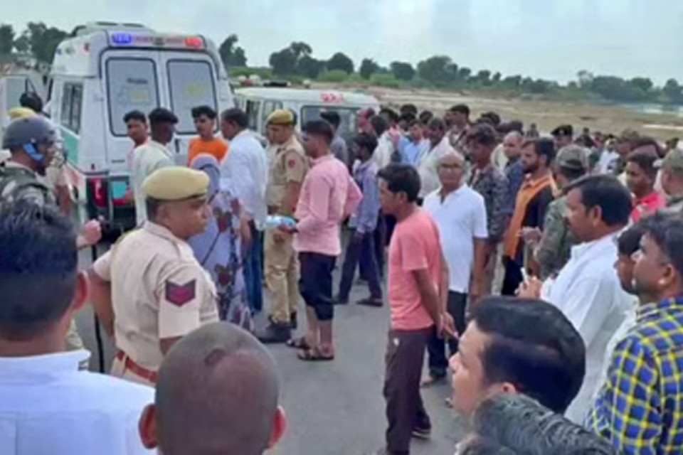 Death casts a shadow over the village: 7 people died in an accident while returning from Haridwar after immersing ashes in the ashes. Then, seven young men who had gone to attend the funeral drowned 