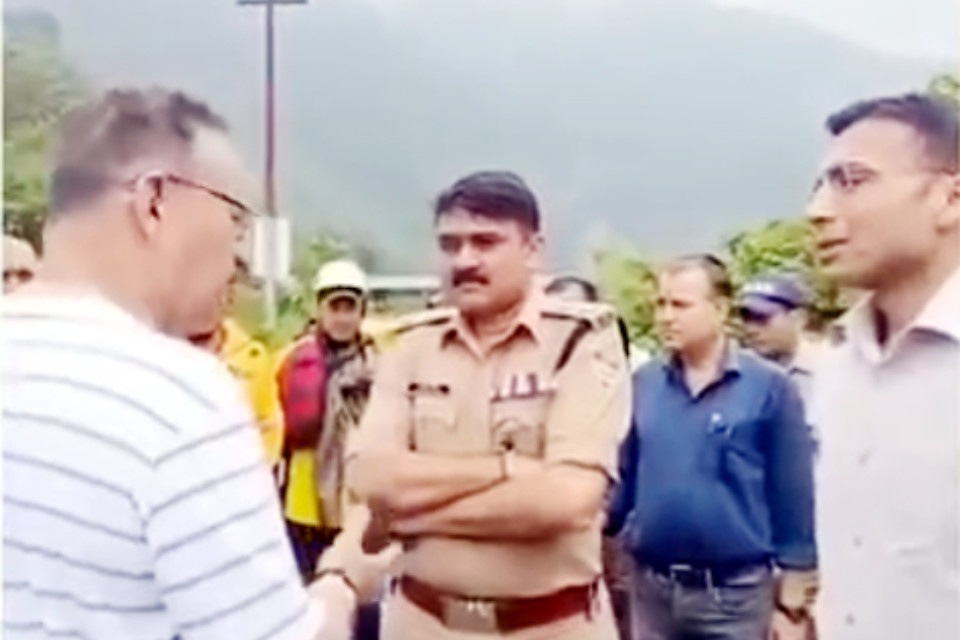 So this is BJP discipline? Cabinet Minister Ganesh Joshi's irresponsible behavior! He told the District Magistrate to clean up his ways; the video went viral.