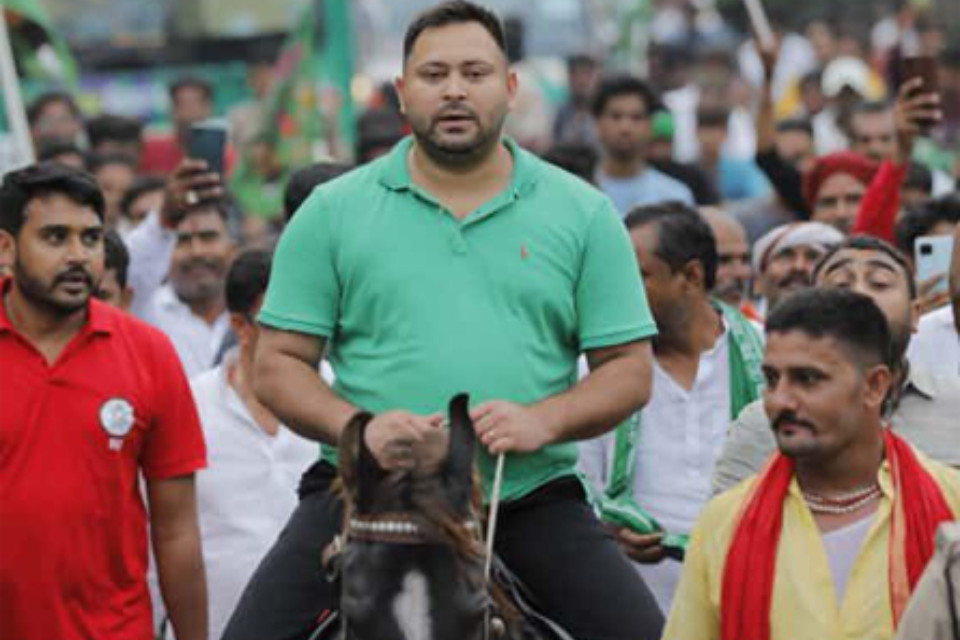  Bihar Adhikar Yatra: Tejashwi Yadav seen in a different avatar! Enters Mokama on horseback, challenges Anant Singh