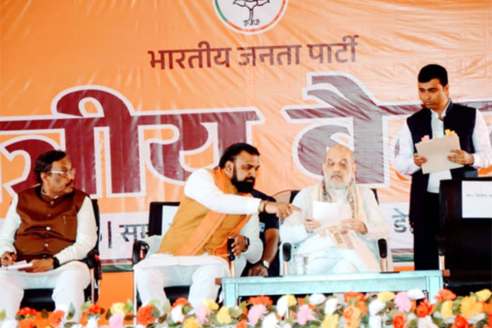 In Sasaram, Bihar, Home Minister Shah targeted Rahul Gandhi, calling him a supporter of infiltrators! Workers were filled with enthusiasm.