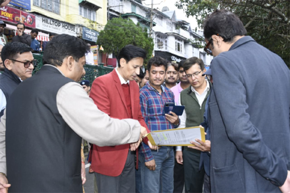 Nainital: Divisional Commissioner Deepak Rawat arrives to inspect Mall Road. He inquires with officials and gives instructions to prepare a DPR.