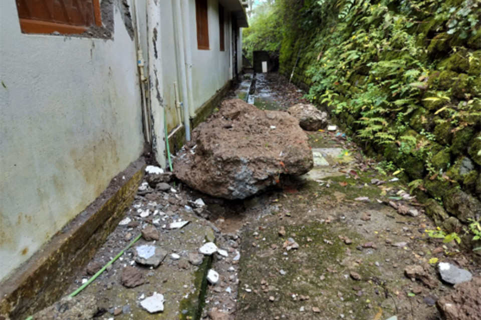  Nainital: A huge boulder fell near GB Pant Hospital.
