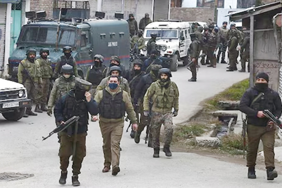 Big Breaking: Encounter breaks out between security forces and terrorists in Udhampur, Jammu and Kashmir! Four Jaish terrorists trapped, one soldier martyred.