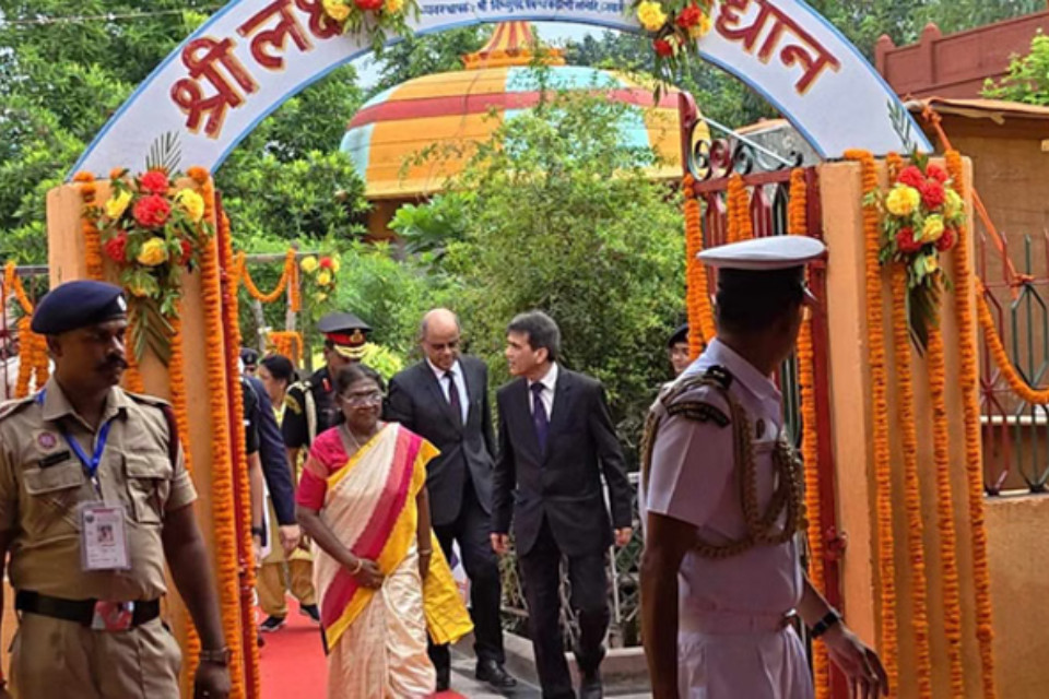 Bihar: President Draupadi Murmu arrives in Gaya! Performs Pind Daan at Vishnupad Temple, prays for the peace of the souls of ancestors