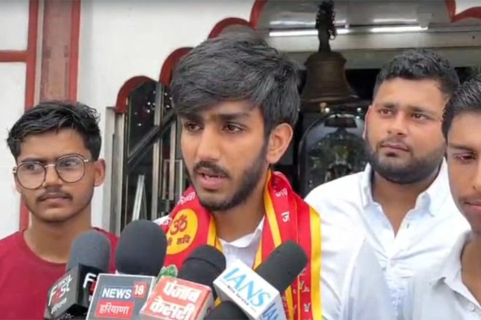 Haryana: After winning the Delhi University Student Union elections, Aryan returned to his village, seeking blessings from his family deity and listing his priorities.