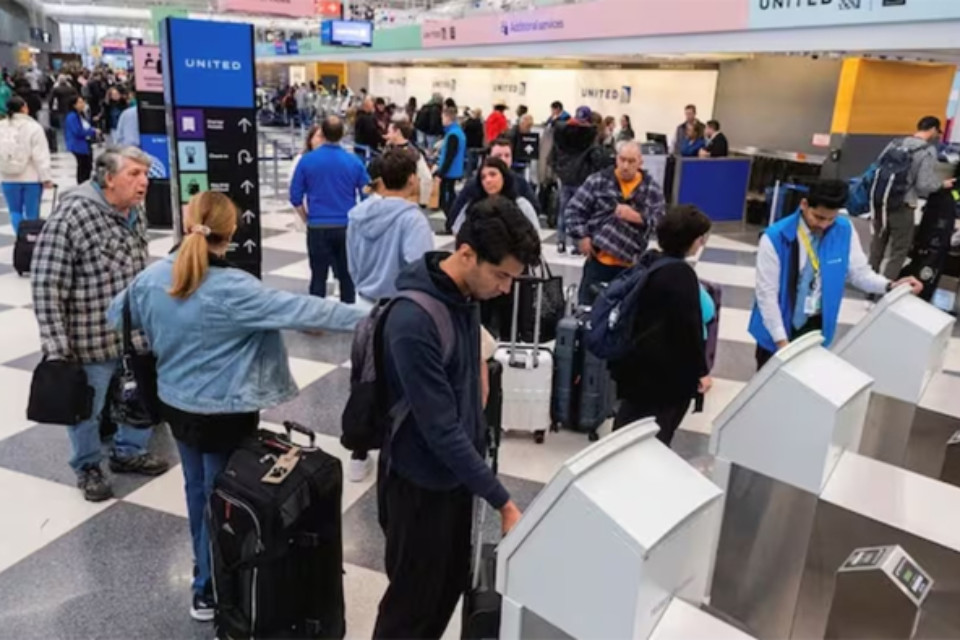Big news: Trump's decision on H-1B visas has caused a stir! Major trouble for Indians, heated politics.