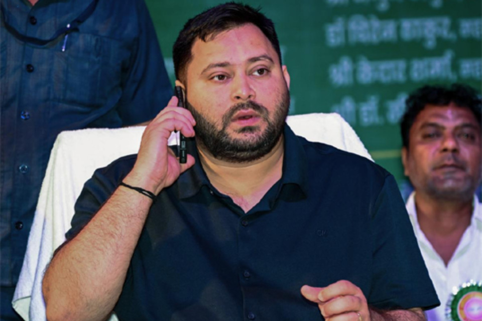 Bihar: Politics heats up over abuses against PM Modi and his mother! FIR filed against Tejashwi Yadav and RJD MLA