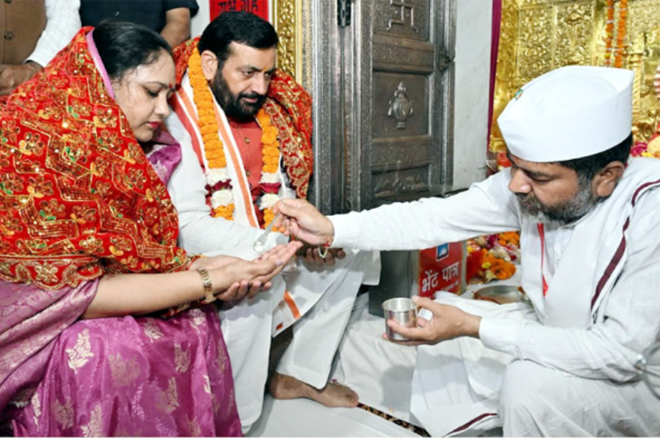 Haryana: On the first day of Navratri, Chief Minister Saini visited the Mata Mansa Devi Temple in Panchkula. He offered prayers and sought blessings, praying for peace and happiness.