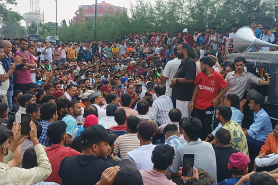 Now, slogans of "Paper thief, leave the throne" have resonated across Uttarakhand! Thousands of youth gathered at the Parade Ground in Dehradun, demanding a CBI investigation into the paper leak.